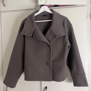 Brun kappa - Superfin brun kappa från Gina Tricot med snygg hals🤎🤎🤎🤎🤎 Endast använd ett fåtal ggr. 