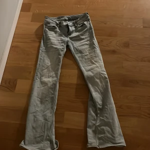 Ljusblå bootcut jeans från weekday - Snygga ljusblå jeans från weekday med bootcut passform. Jeansen har en cool patch på baksidan och är tillverkade i mjukt denim-material. Perfekt för dig som gillar en avslappnad men stilren look. 29/32 men är väldigt tighta 💕