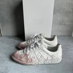 Maison Margiela Gats - Dark pink splatter gats | skick 9,5/10 perfekt | allt og ingår | storlek 41 passar 42 | självklart äkta | skriv vid frågor 