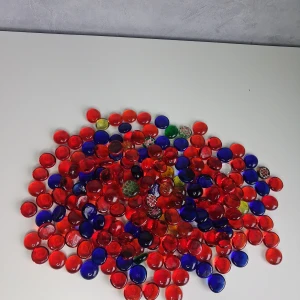 Färgade akvariestenar/dekorationsstenar - Säljer detta set med 196 glasstenar i olika färger som tex blå,röd,gul,grön. 12st av dessa har ett nät på baksidan. Passar utmärkt som dekoration i ett akvarium, lägga i rabatten,pyssla med eller bara ha som dekoration 