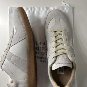 Maison Margiela Gats - Säljer ett par Mason Gats för ett rimligt pris. Priset är inte hugget i sten men inga skambud. Låda, dustbag och authentications kort finns. Har inga riktiga bevis på att de är äkta eftersom jag köpte de begagnat och säljer därav för ett lägre pris. Kan givetvis skicka fler bilder om det är någon som har koll. Passade inte mig och säljer därför vidare. (Inte mina bilder men de har enbart provats inomhus) 