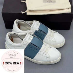 Valentino Skor | 40 - Valentino Open Sneakers | Grymt skick! | Dustbag ingår | Storlek 39.5 men passar 40 | INGA BYTEN | Fraktar spårbart eller möts upp i Täby