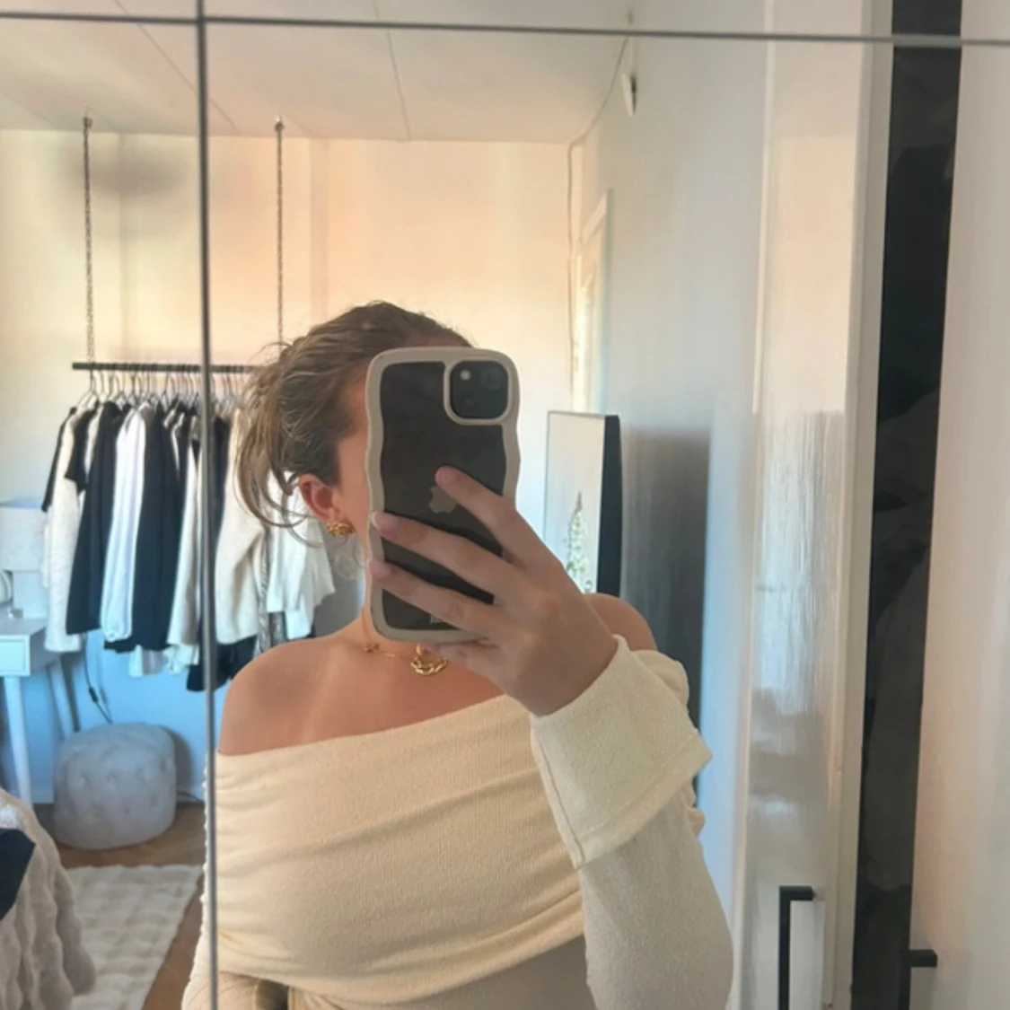 Offshoulder ljusbeige stickad tröja