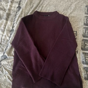 Stickad  - Vin röd stickad tröja från lager 157. Aldorg använd men utan prislapp. 