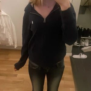 Mörkblå hoodie från Polo Ralph Lauren - Snygg mörkblå hoodie från Polo Ralph Lauren med vit broderad logga på bröstet. Tröjan har huva, dragkedja och långarmad. Den är i bra skick inge andvänds många gånger. (Dåligt bild skriv till mig om du vill ha mer bilder)💞