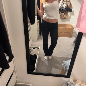 Mörkblå bootcut jeans från LTB - Snygga mörkblå jeans från LTB med klassisk femficksdesign och bootcut-ben. Jeansen har normalhög midja och är tillverkade i ett mjukt denimtyg som sitter skönt. Perfekta för dig som gillar en tidlös och stilren look.