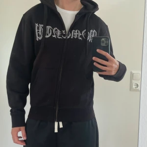 Rhinestone ziphoodie  - Svart Rhinestone ziphoodie. Storlek S.