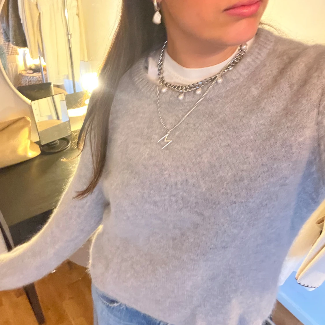 Ljusgrå stickad tröja med rund hals - 1