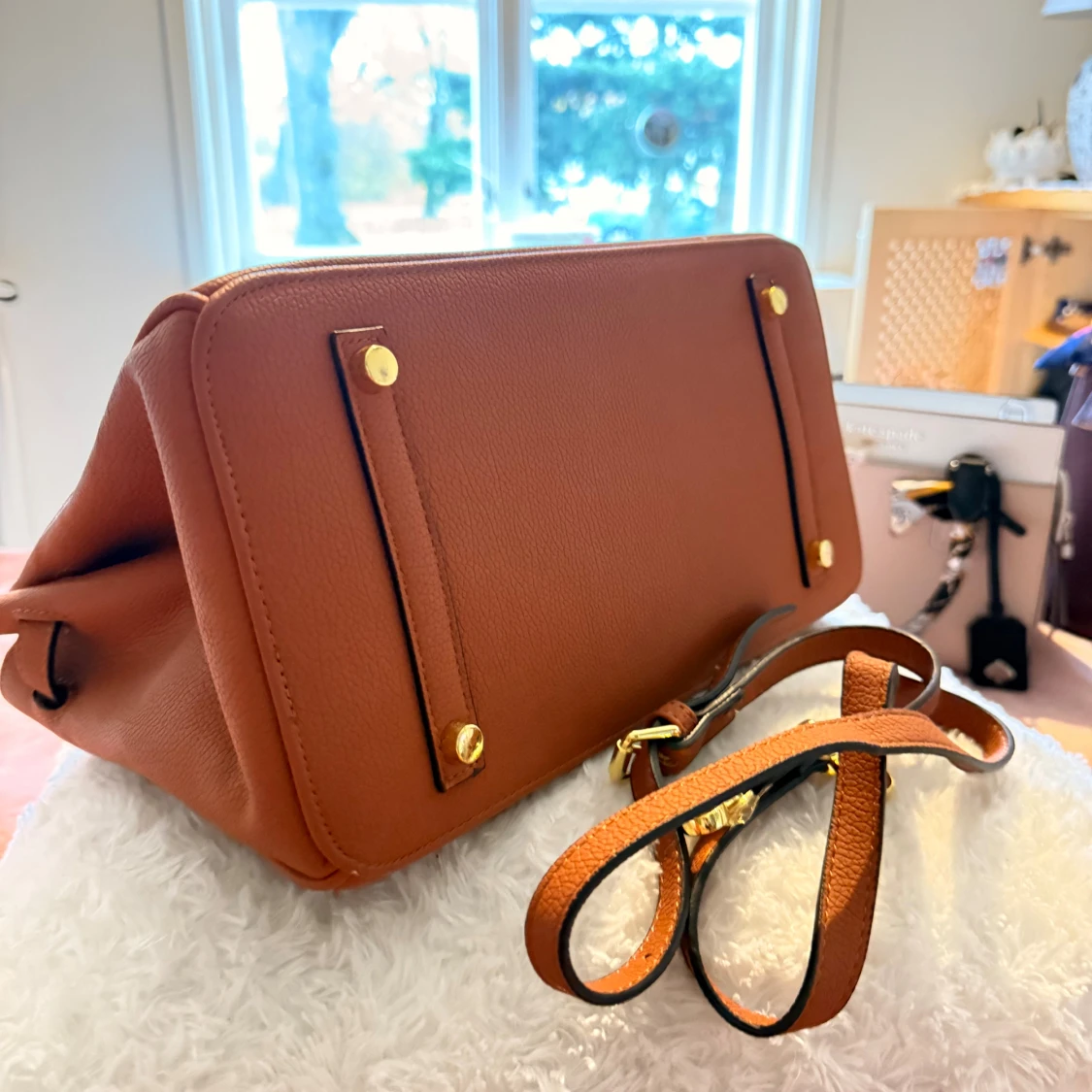 Brun handväska med gulddetaljer - 1