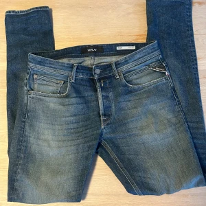 Replay Willbi Jeans 30/34 - Säljer nu ett par väldigt snygga Replay Willbi Jeans i storlek W30 L34 (sitter som Anbass). Passar mig som vanligtvis har L32. Tveka inte att höra av dig vid frågor🤩