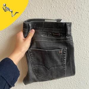 Diesel jeans - Diesel jeans - Skick: Fint skick, lappen inuti jeansen har tappat färgen - Slim fit - Nypris: 1250 - O&P