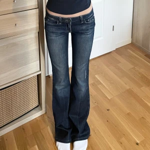 Vintage mörkblå bootcut jeans  - Såå fina jeans med jättefin broderi på fickorna, vintage från Paige, strl S🩷 // midja 37,5cm tvärsöver, innerbenslängd 84,5cm  