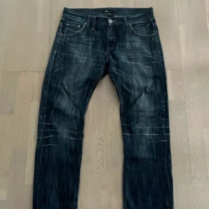 Svarta/mörkblåa jeans - Säljer ett par sjukt snygga jeans med mega snygg tvätt. Vet inte riktigt vilket märke de är. De är i bra skick utöver slitningar vid hälarna men själv skulle jag säga att det ger de mer karaktär. Vid intresse eller frågor är det bara att skriva!