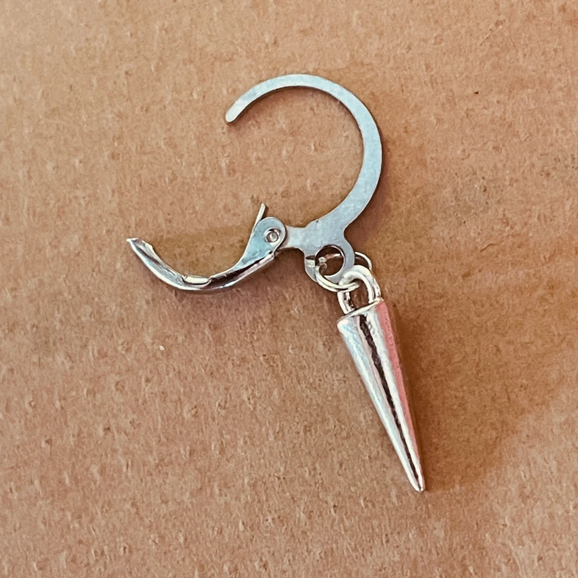 By prisförslag- 1 st Silvrigt örhänge med konformad hängande detalj - 2