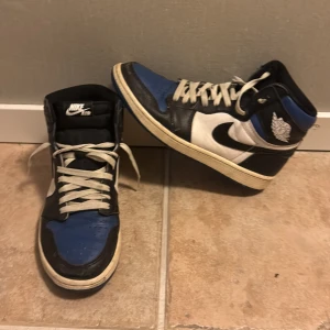 Jordan 1 High Royal Toe  - Säljer dessa sällsynta skor efter nått år med medelmåttig användning, finns tecken på användning på skorna med inga större hål eller defekter. Nyköpta för 3599:- OG skokartongen följer med om man vill samt extra paret skosnören.