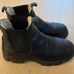 Svarta skin skor - Svarta skin skor storlek 35 från angulus