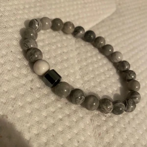 Grått pärlarmband med stendetaljer - //
