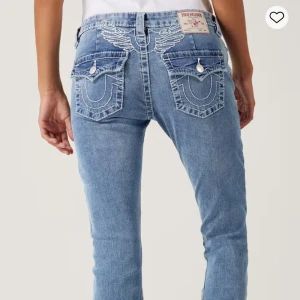 True religion - Big T Horseshoe Wing Flare medium blå jeans - True religion jeans av modellen Big T Horseshoe Wing Flare medium blå jeans. Använda ett fåtal gånger och är i mycket bra skick. Nypris 1599:-