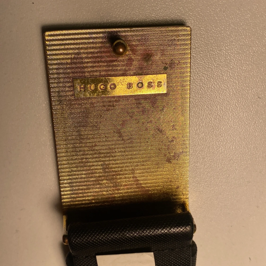 Svart skärp från Hugo Boss med gulddetaljer - 1