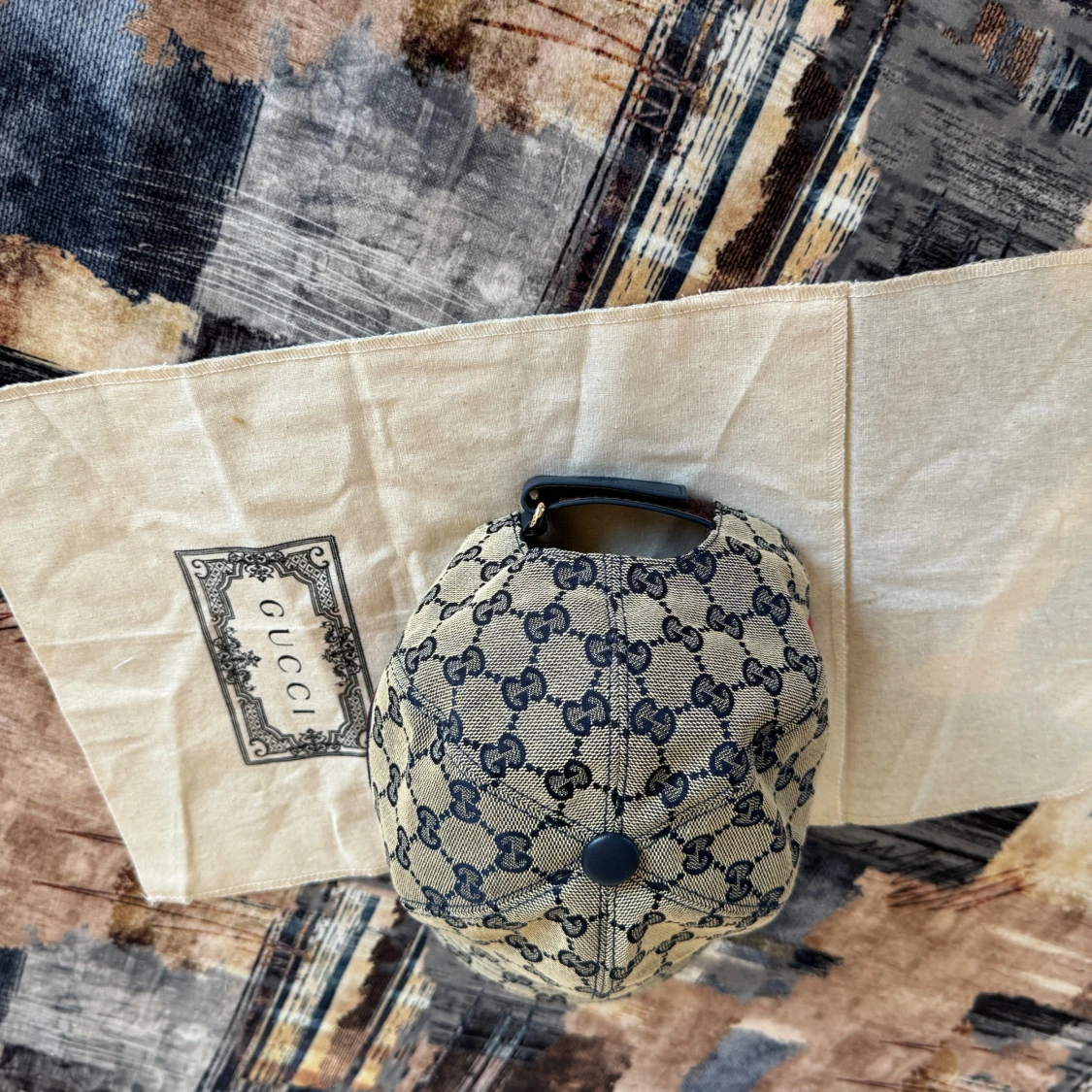 Gucci keps med GG-mönster och röd-blå detalj - 2