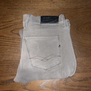 Beige Replay jeansbyxor - Snygga beige jeansbyxor från Replay med klassisk bakficka och svart Replay-lapp i midjan. Byxorna har raka ben och är tillverkade i mjukt bomullsmaterial. Perfekt för dig som gillar stilrena och neutrala färger. Kan gå ner i pris vid snabb affär 