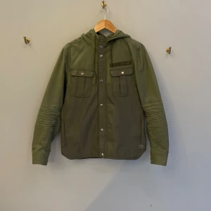 G star raw field jacket - Tja säljer nu denna fantastiska g star raw Field jacket med luva, den har inga defekter och är i top skick! Har använt den i ca ett år! 