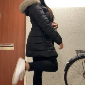 Svart lång pufferjacka med päls - Säljer en svart lång pufferjacka med fluffig päls på huvan. Märket på jackan är Tommy Hilfiger. Har endast användt den 2 gånger. Kan gå ner i priset vid snabb äffär.