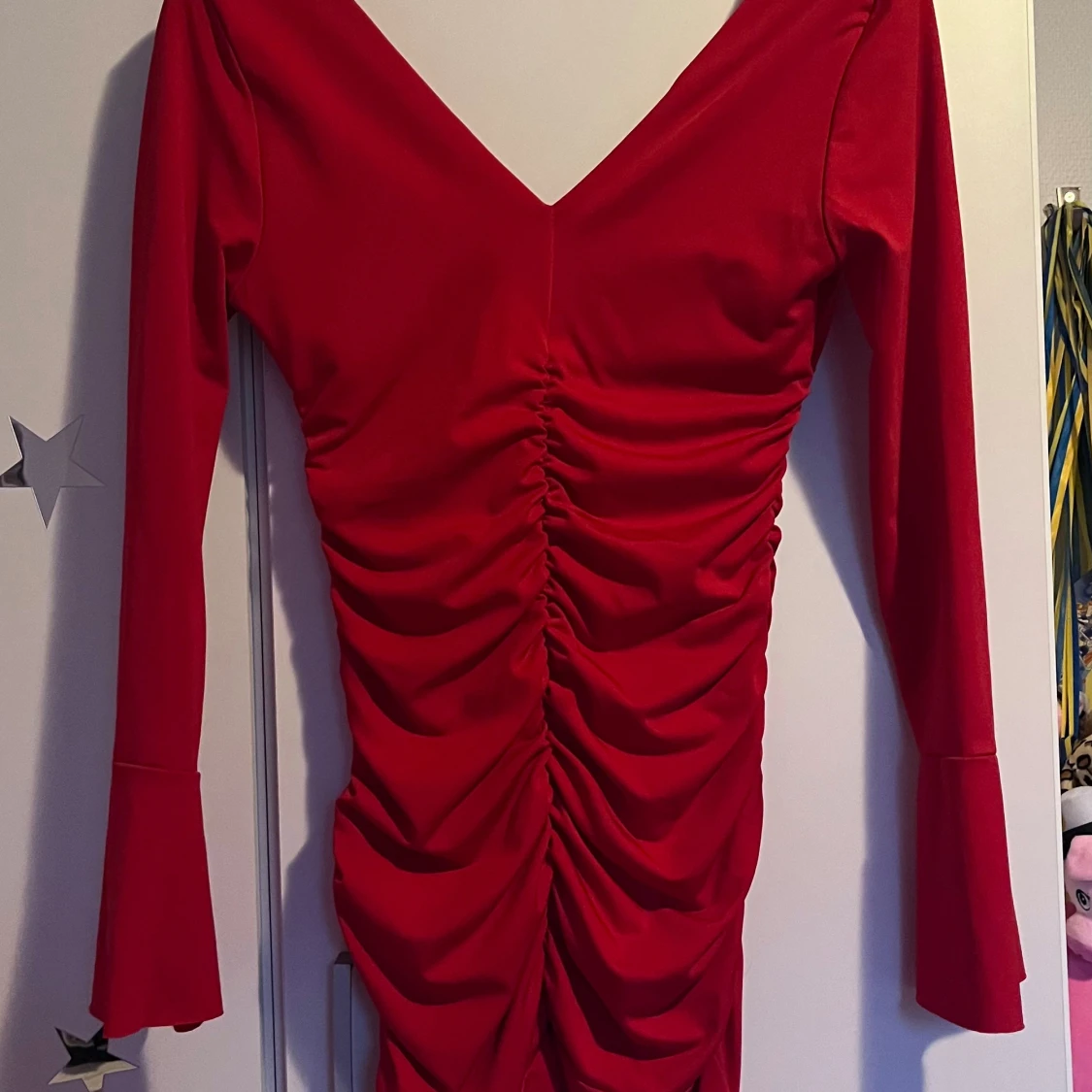 Röd omlottklänning med rynk