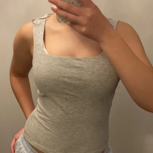 Tjockt linne med kvadratisk v-rigning  - Sååå fin basic topp från Gina, aldrig använd😊💘