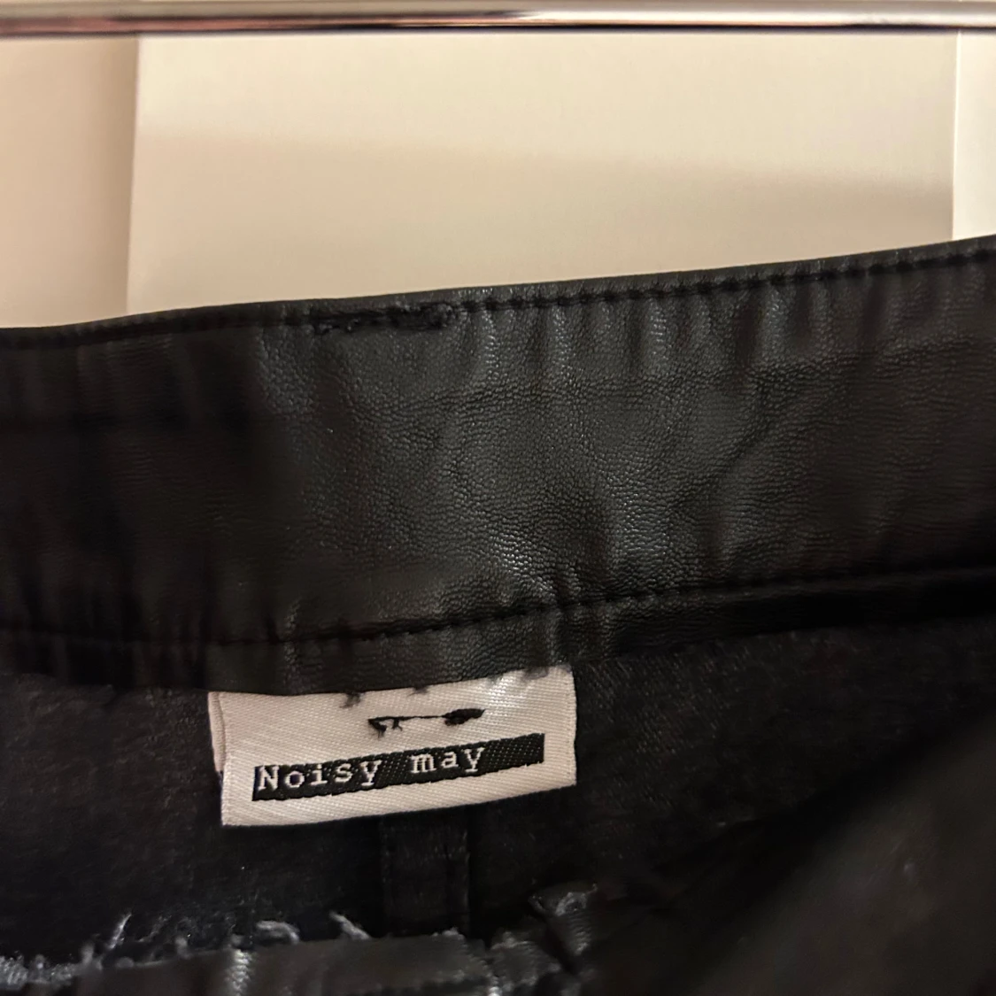 Svart kortkjol i skinn från Noisy May - 2