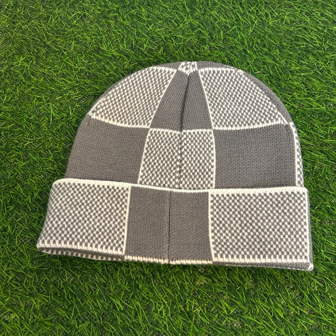 Grå rutig Łouis Vuiṯton mössa - 1