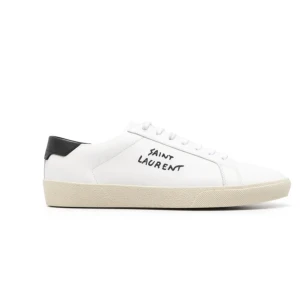 Saint Laurent vita sneakers i skinn - Snygga vita sneakers från Saint Laurent med handskriven logga på sidan. Skorna har en låg profil, rund tå och platt sula i beige ton. Svart detalj på hälen och klassisk snörning framtill. Tillverkade i slätt skinn för en clean och stilren look.