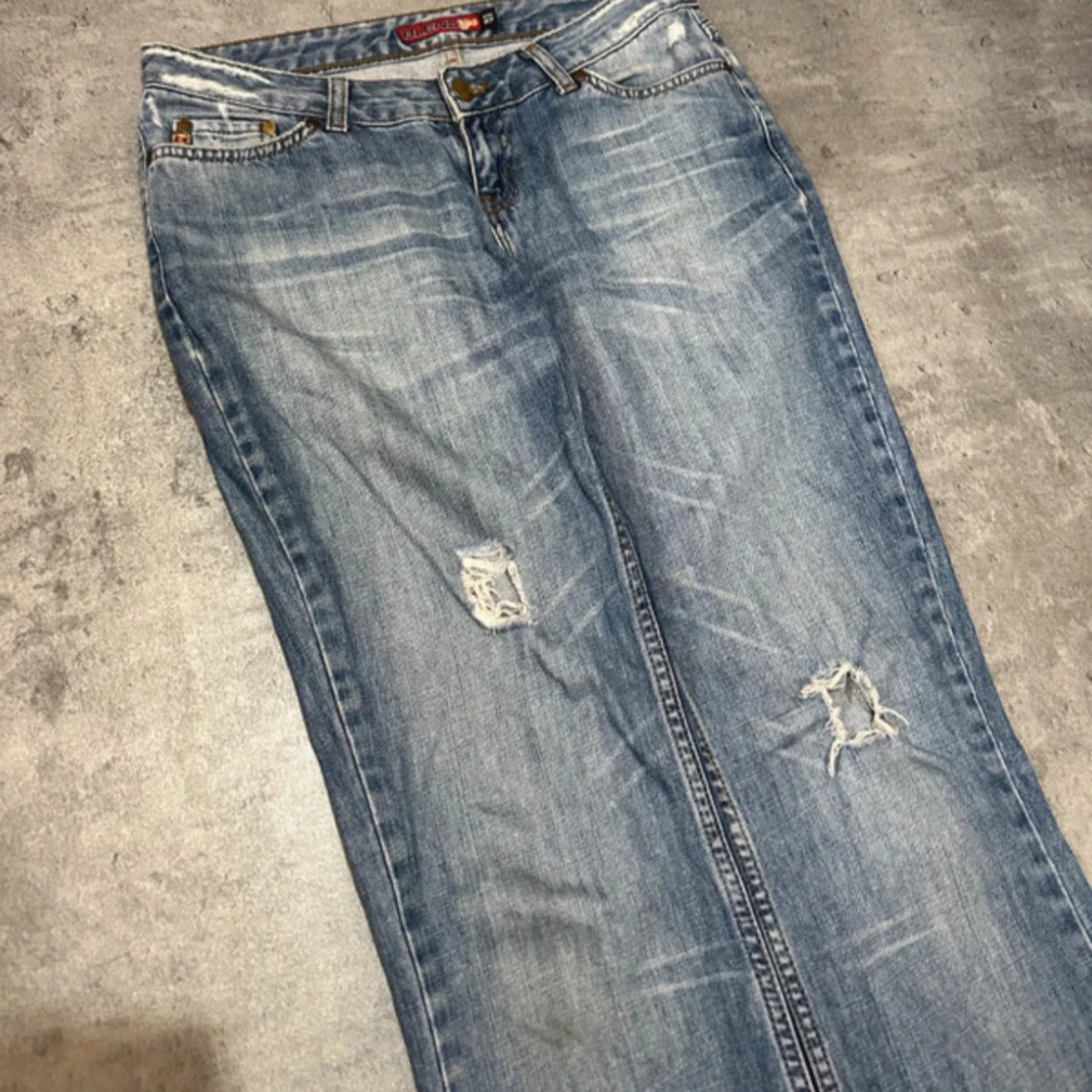  Bootcut jeans med slitningar - 3