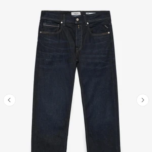 Replay Grover mörkblå jeans straight fit - Snygga mörkblå Replay Grover jeans med straight fit och klassisk femficksdesign. Jeansen har kontrastfärgade sömmar, knappgylf och tydliga bakfickor med Replay-logga. Tillverkade i slitstarkt denim för en cool och tidlös look. Släpptes i somras. Original pris 1500kr. Storlek 32 waist & 32 length. 