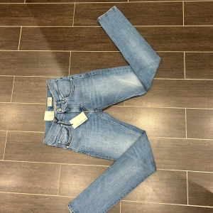 Tiger of Sweden jeans  - Säljer ett par helt nya tiger of sweden jeans som är i storlek 29/32 som är i passform super slim. Aldrig använts och är i jätte bra skick. Hör av er vid frågor