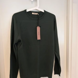 Whyred tröja  - Säljer en grön helt oanvänd whyred tröja i storlek S. Nypris är 1800kr. Hör av er om ni har några funderingar.