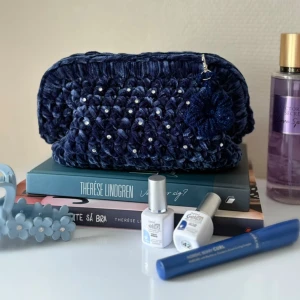 Virkad necessär (clutch bag) - Kelly - med diamanter  - Virkad necessär - Kelly -    💙 En handgjord necessär med ihopfälld        bar ram 💙 Virkad i ett härligt chenille garn 💙 Denna har diamanter/kristaller 💎 💙 Storlek M: Bred ca 17 cm - Lång ca 22       cm  💙 Virkad av mig @virkningbynadja  (Kolla min profil för fler färger)   Kolla gärna in min Instagram för mer, @virkningbynadja ✨