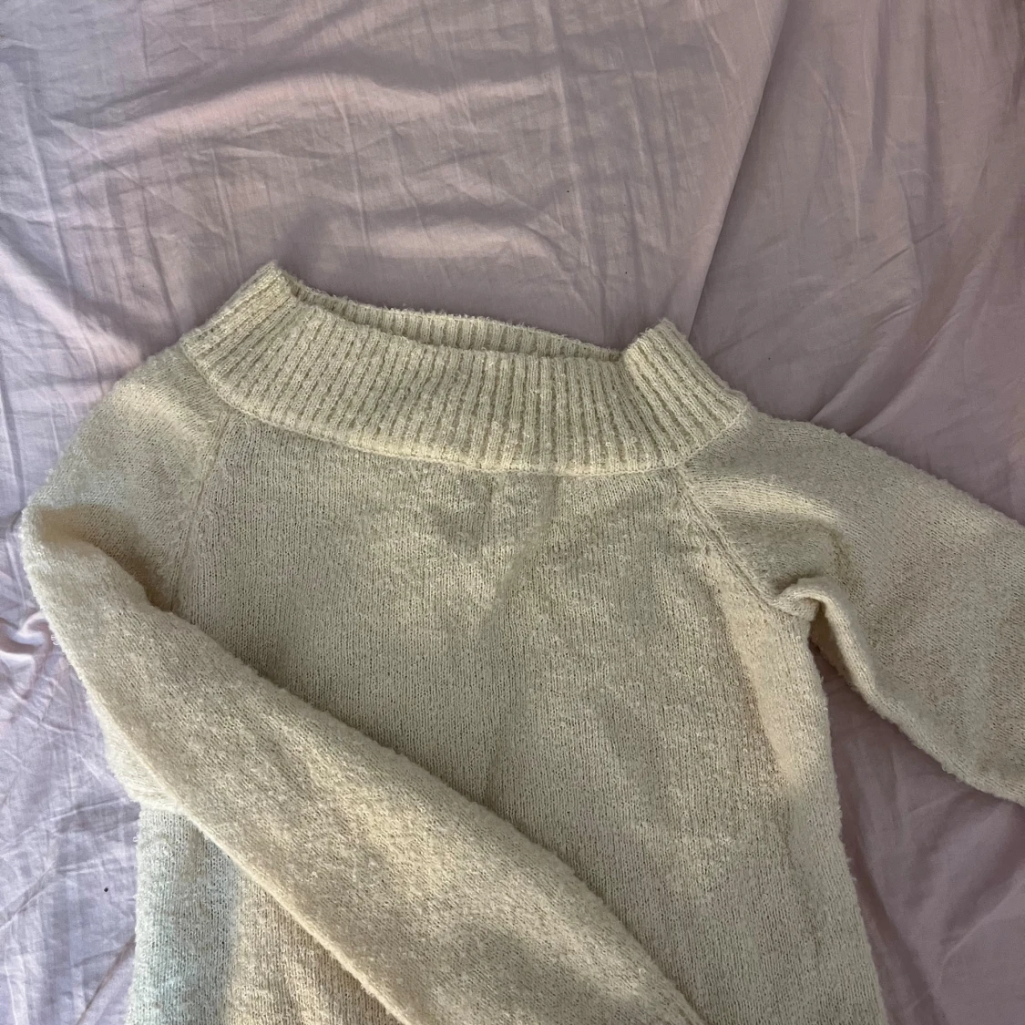 Beige stickad polotröja med ribbad krage - 1