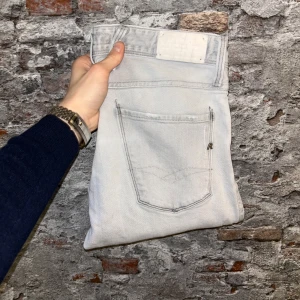 Replay Jeans - Mycket fint skick, inga defekter. Nypris ca 2000kr, riktigt snygg färg! Storlek W21 W36( sitter som W32 då de är uppsydda), passar dig som är mellan 175-185cm ungefär. Inga konstigheter med jeansen. Tags medföljer inte. Skriv för mer information!🤝