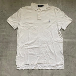 Vit Polo Ralph Lauren pike  - Jag Säljer en fet pike från Polo Ralph Lauren| skicket på tröjan är bra 8/10 | storlek L | ny pris 2000: mitt pris är 399 | skriv vid frågor och funderingar       