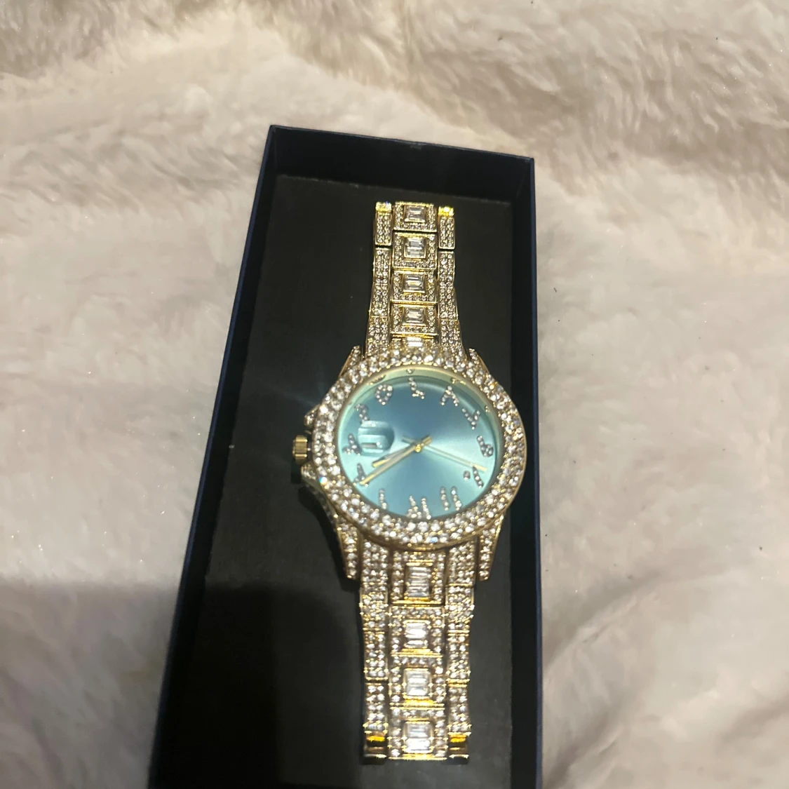 Glittrig guldig klocka med blå urtavla - 3