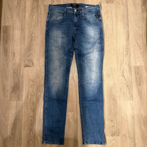 Replay Anbass Hyperflex Jeans Blå W32 L32 - Sjukt feta blåa Replay Anbass Hyperflex jeans i storlek W32/L32. Mått - Midja: 40cm, Benlängd: 104,5cm. Modellen är 185cm & 63kg. Hör av dig vid funderingar!🤩