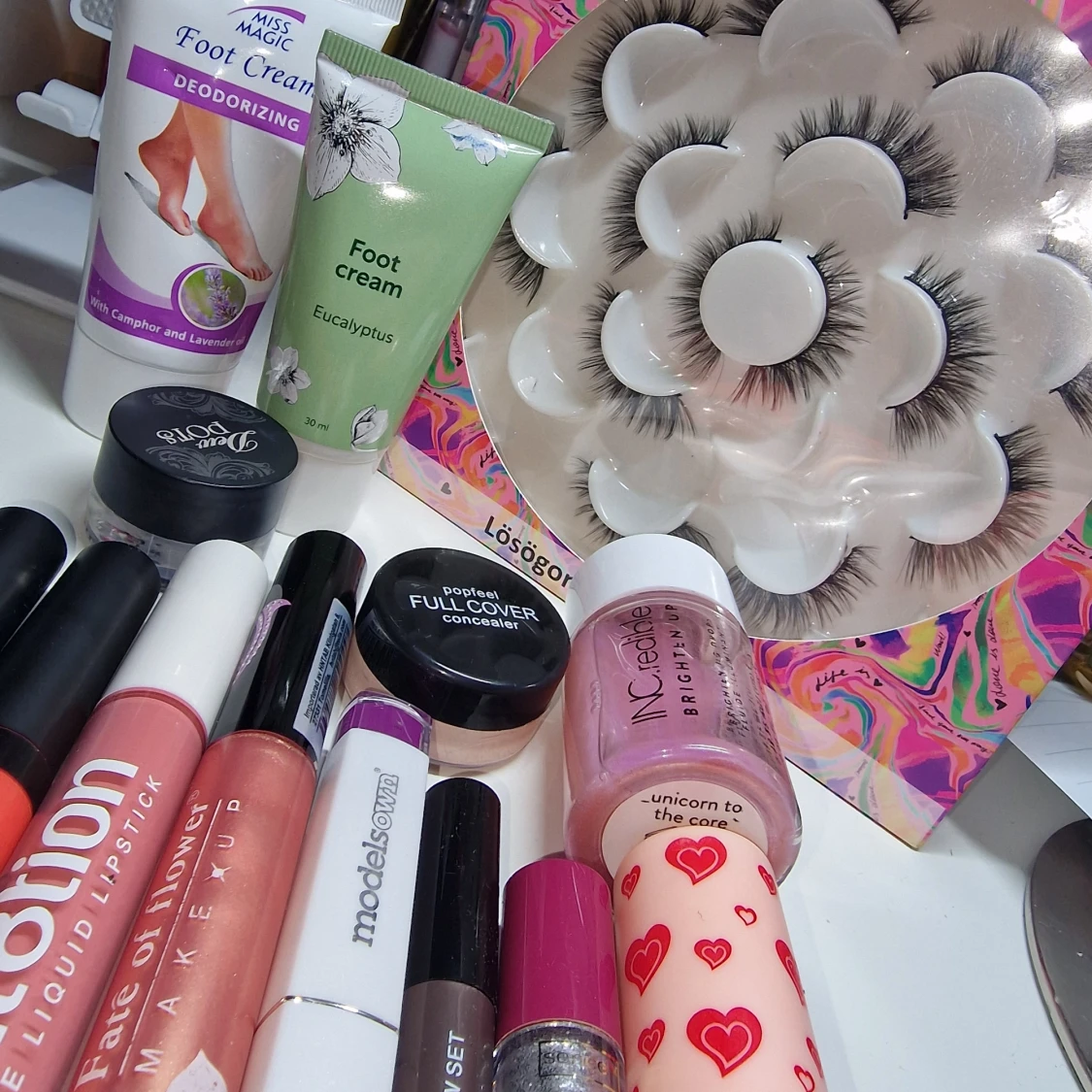 Stort sminkpaket med ögonskugga & läpprodukter med mera! - 2