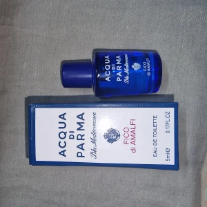 Acqua di Parma Fico di Amalfi - Fräsch Eau de Toilette i smidig 5 ml flaska från Acqua di Parma. Innehåller bl.a. limonene, linalool och citronellol. Tillverkad i Italien. Perfekt storlek för att ta med sig överallt.