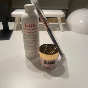 Akryl kit från Luu nails - Säljer helt oanvända akryl produkter från luu nails för endast 399kr Original pris för akryl: 149kr Borste: 189kr Vätska: 289kr. Totalt: 627kr. Akryl i färg Sweet pink