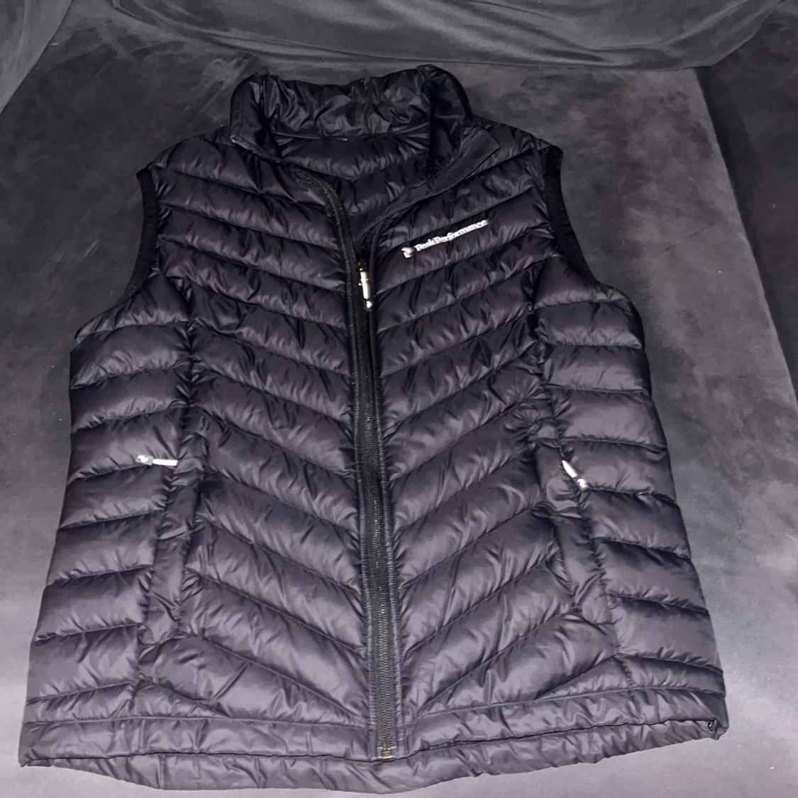 Svart dunväst från Peak Performance