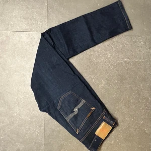Nudie Slim Fit Jeans - Hej! Vi säljer nu ett par vidrigt snygga Nudie jeans | Strl: 30/32 Skick: 10/10 Retail: ca 1700kr | För ytterligare frågor är det bara att skriva 🌴