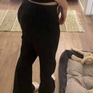 Svarta kostymbyxor med raka ben - säljer dessa lågmidjade kostymbyxor från nelly i storlek 34. jag är 161 och på mig är dom lite långa och lite för stora i midjan.  dom är oanvända ❤️❤️