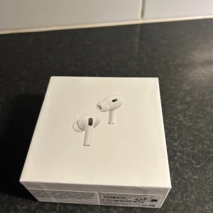 AirPods Pro - Säljer ett par AirPods Pro 2, helt oanvända. Kom med bud om du inte är nöjd med pris!😊