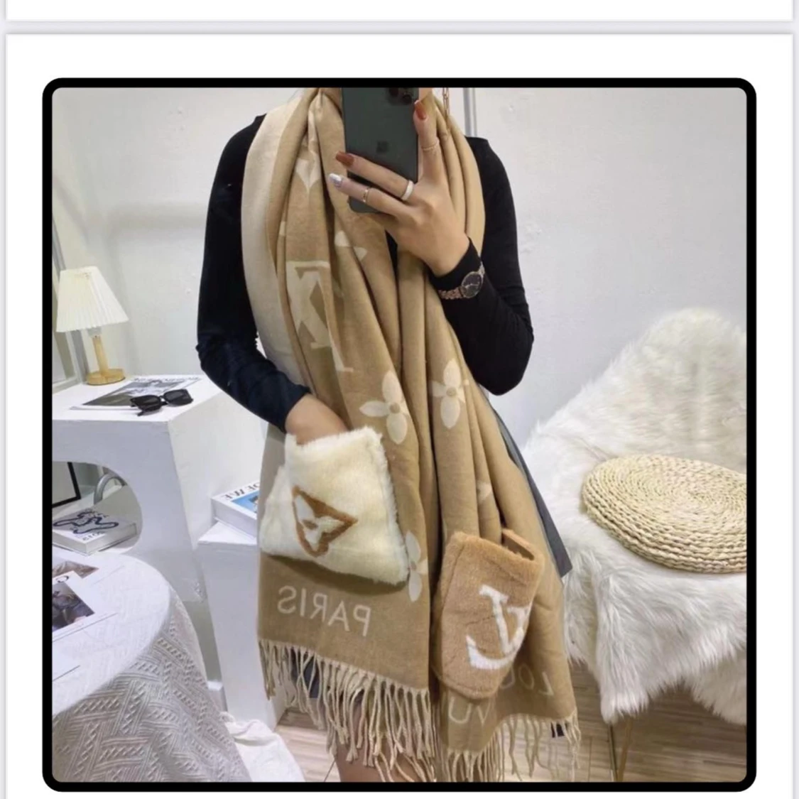 Beige  Vuitton halsduk med fuskpäls